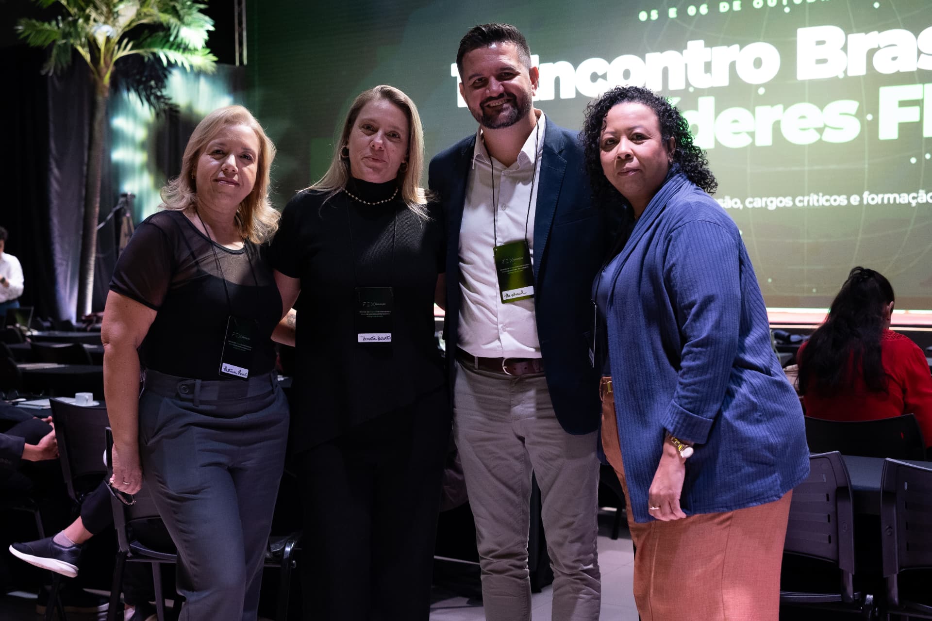Quatro participantes posam juntas durante encontro da FEX Educação